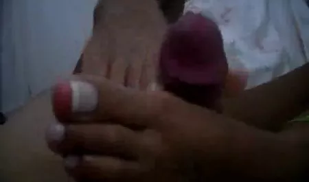 La belleza de la joven para videos de señoras caseros apaciguar el hombre