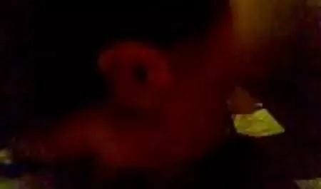 La mujer rubia complacer a una multitud de personas que xxx señoras videos pasan hambre