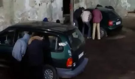 Sofá rojo para señoras maduras enseñando calzones
