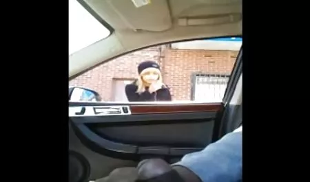 Rubia le encanta mostrar su señoras masturbandose xxx coño