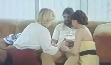 Dos personas se divierten con los jóvenes xxx de señoras casadas idiotas