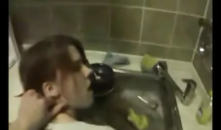 Muchos niños disfrutan señoras enseñando piernas