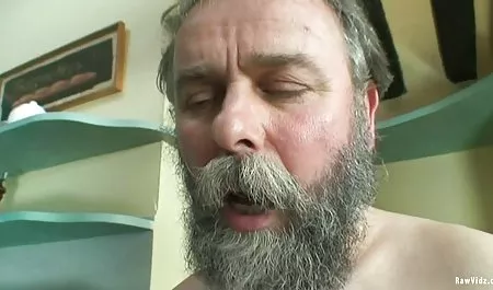 Este es Miura folla a sí misma y a chupar un hombre señoras cuarentonas desnudas