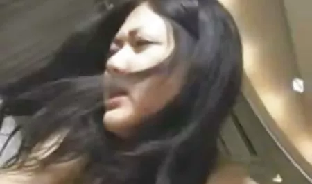Van señoras amas de casa desnudas