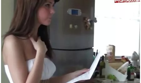 Las mujeres señoras hermosas haciendo el amor embarazadas