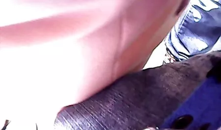 Acariciándose en la mesa de cristal señoras 50 xxx