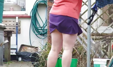 Una niña en un sombrero que está sujeta a un hombre negro xxx señoras culonas