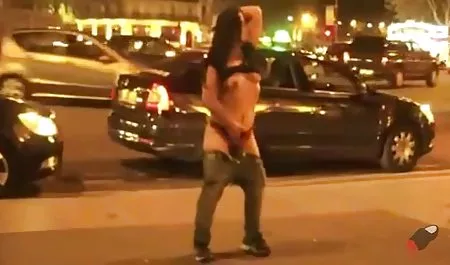 Me parece un hombre, señoras bien chichonas una mujer, un niño,