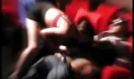 Llegado el señoras maduras mamando pecado de la paz de la tienda y ella se entrega a los perros