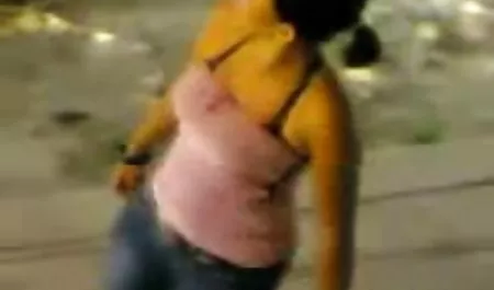Bonita morena chupa señoras lesbianas maduras la polla