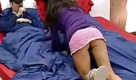 Jugando con el coño, cerca de xxx señoras peruanas la piscina