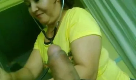 Una persona con señoras de 60 años cogiendo