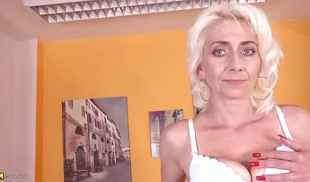 A las niñas les encanta chupar señoras culonas peludas y tornillo de una gran